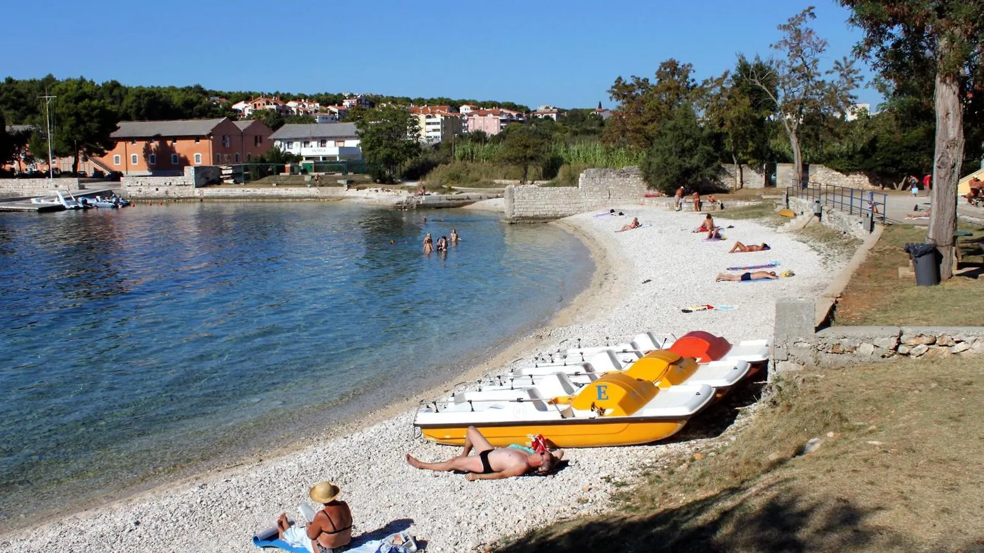 Family Friendly Apartments With A Swimming Pool Pula - 21314