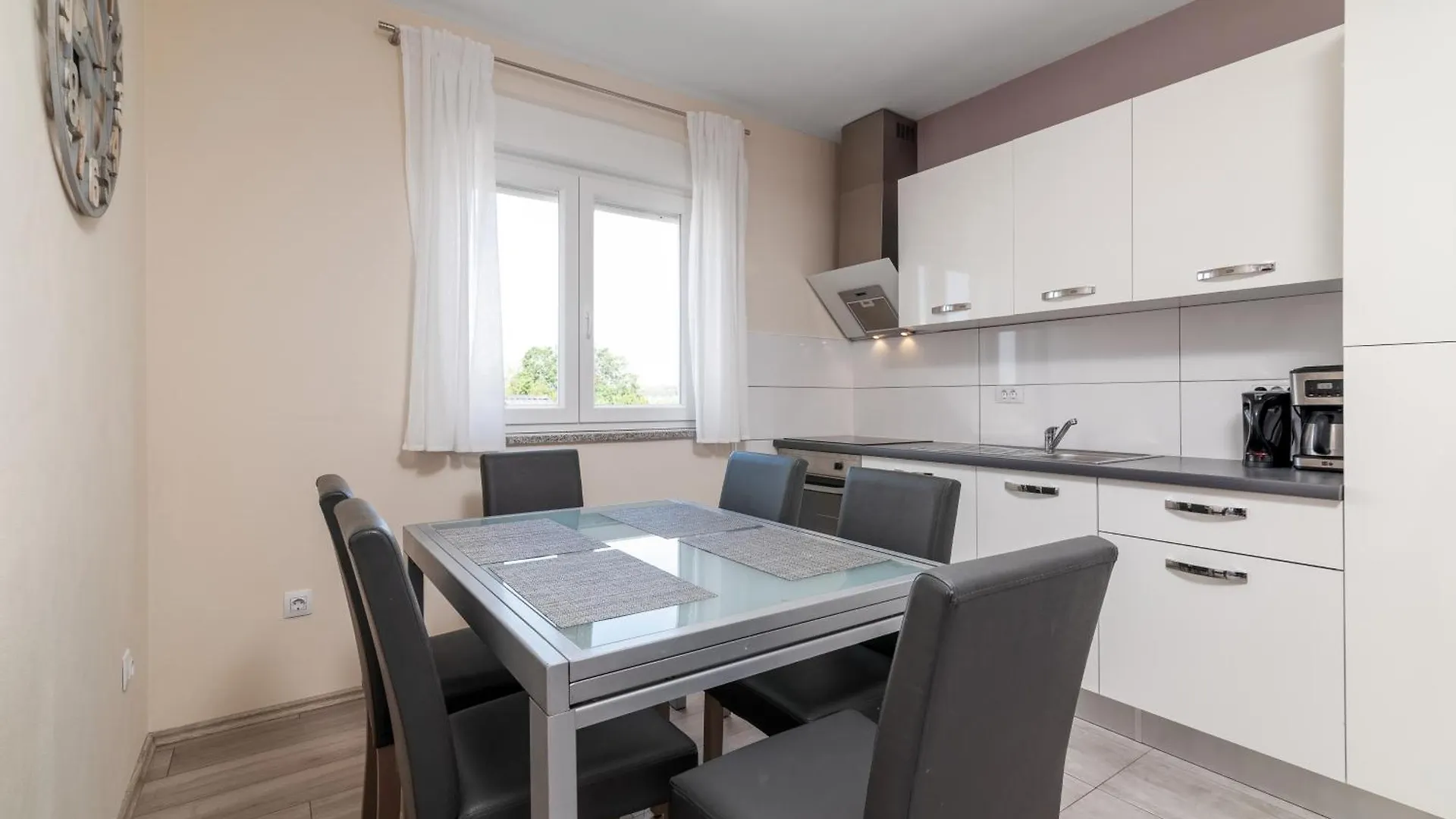 Family Friendly Apartments With A Swimming Pool Pula - 21314