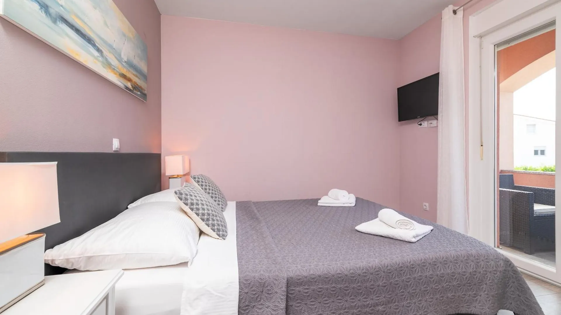 Family Friendly Apartments With A Swimming Pool Pula - 21314