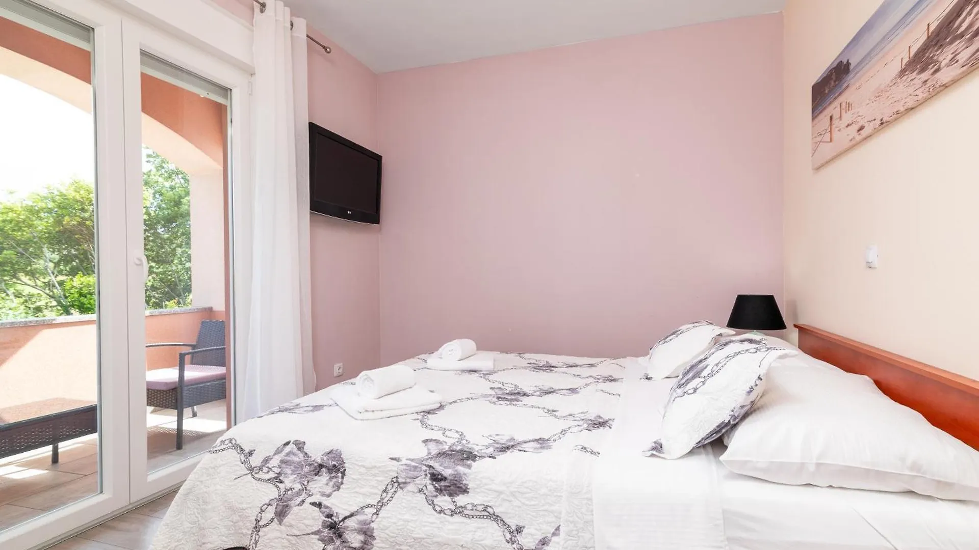 Family Friendly Apartments With A Swimming Pool Pula - 21314