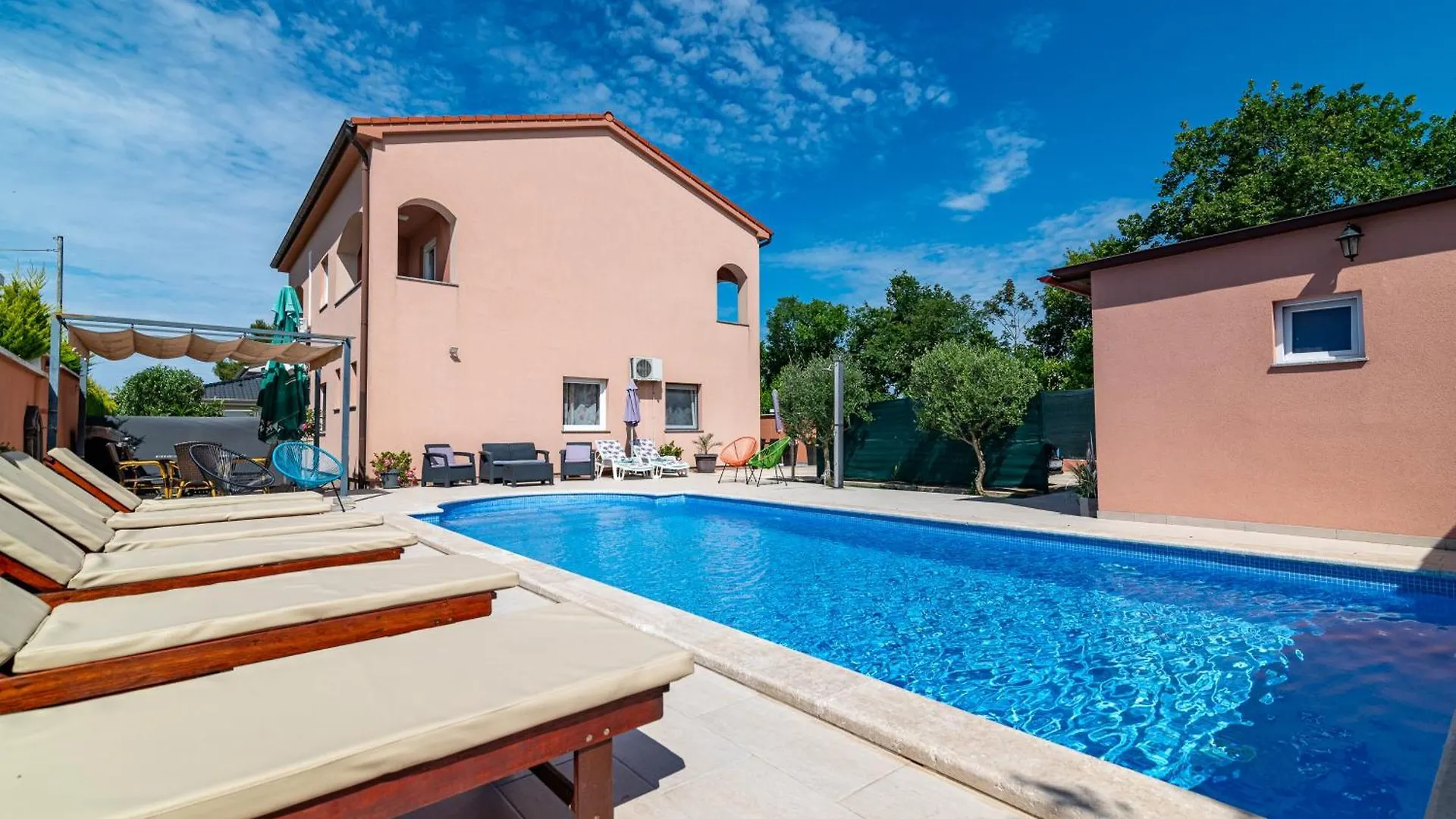 Family Friendly Apartments With A Swimming Pool Pula - 21314